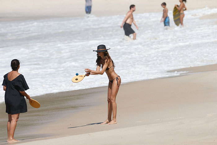  Izabel Goulart ‘humilha’ com seu corpão em praia no Rio