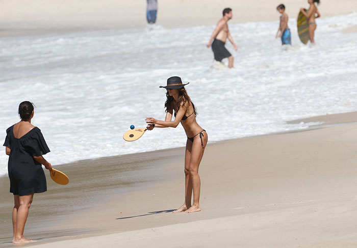 Izabel Goulart se divertiu jogando frescobol na praia