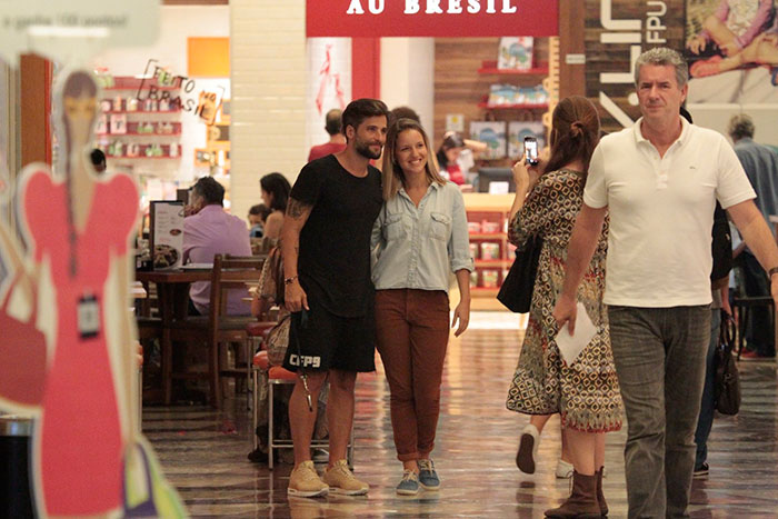 Bruno Gagliasso e Heloísa Périssé passeiam em shopping