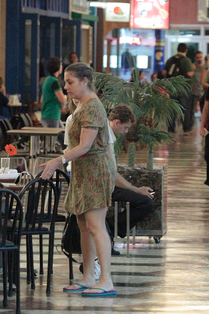 Bruno Gagliasso e Heloísa Périssé passeiam em shopping