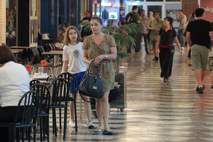 Bruno Gagliasso e Heloísa Périssé passeiam em shopping