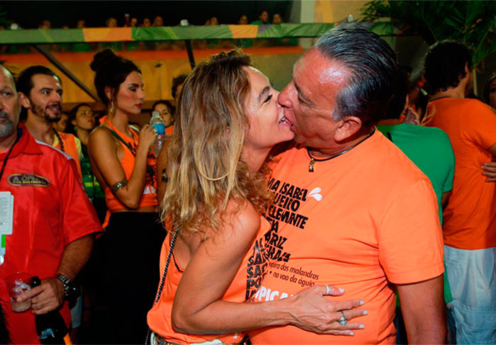 Galvão Bueno também aproveitou o Carnaval carioca para trocar beijos com a esposa, Desirée Soares, com quem está junto há mais de 15 anos