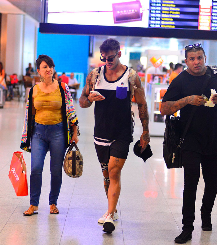 Lucas Lucco chama atenção por visual em aeroporto do Rio
