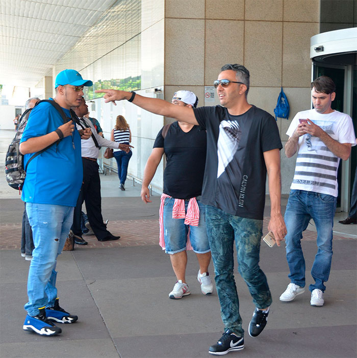 MC Gui desembarca no Rio de Janeiro e é cercado por fãs