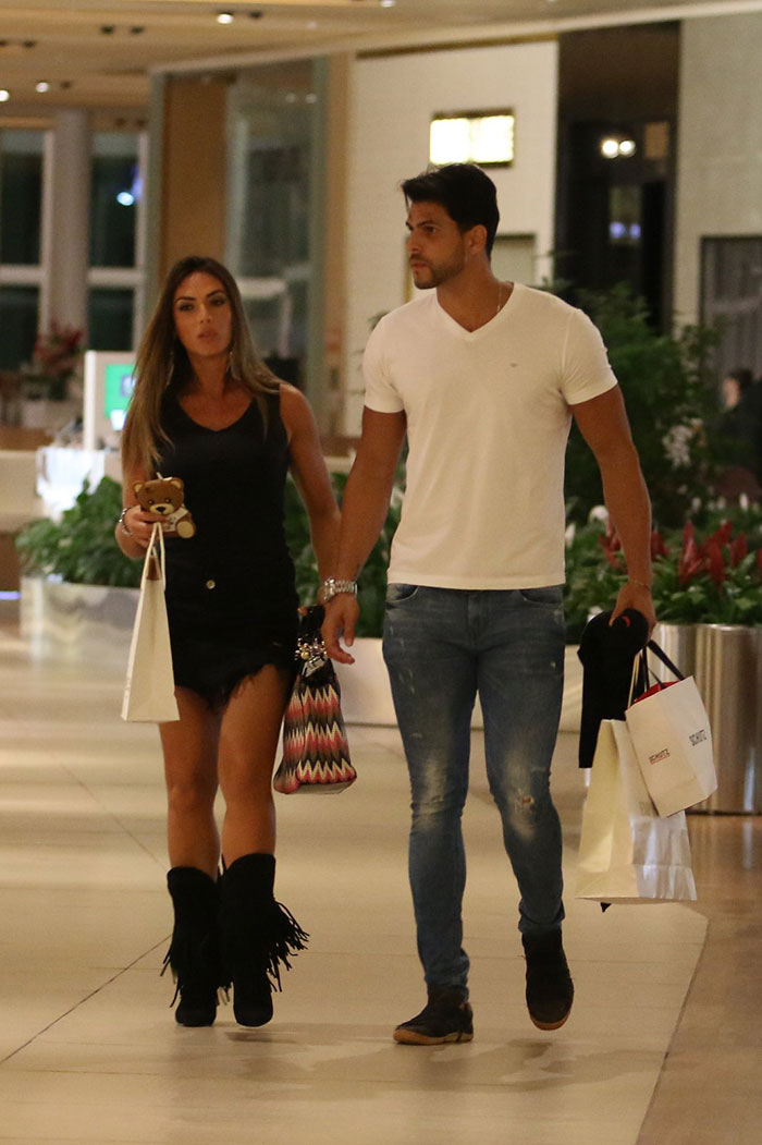Nicole Bahls e Marcelo Bimbi curtem noite em shopping