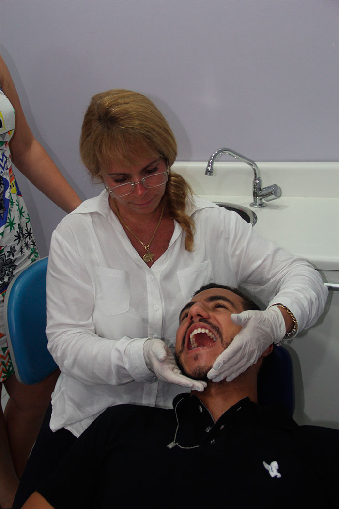   Cacau e Matheus cuidam dos dentes, no Rio de Janeiro