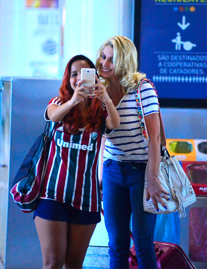 Com a filha, Flávia Alessandra é pura simpatia em aeroporto