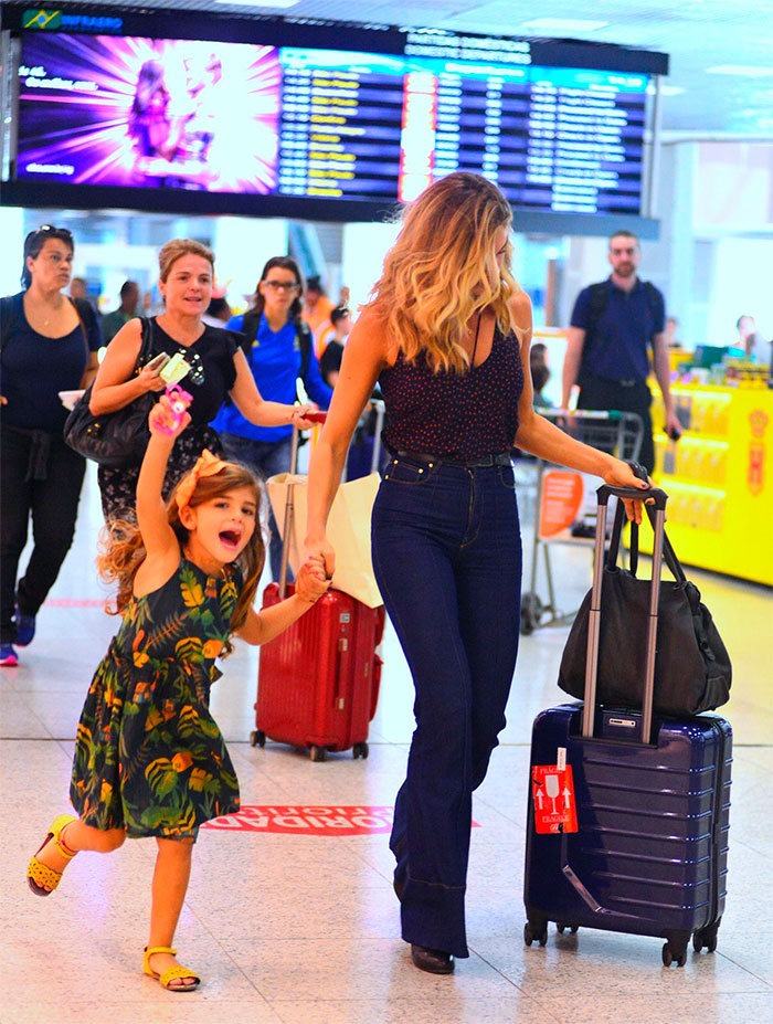 Filha de Grazi Massafera rouba a cena em aeroporto