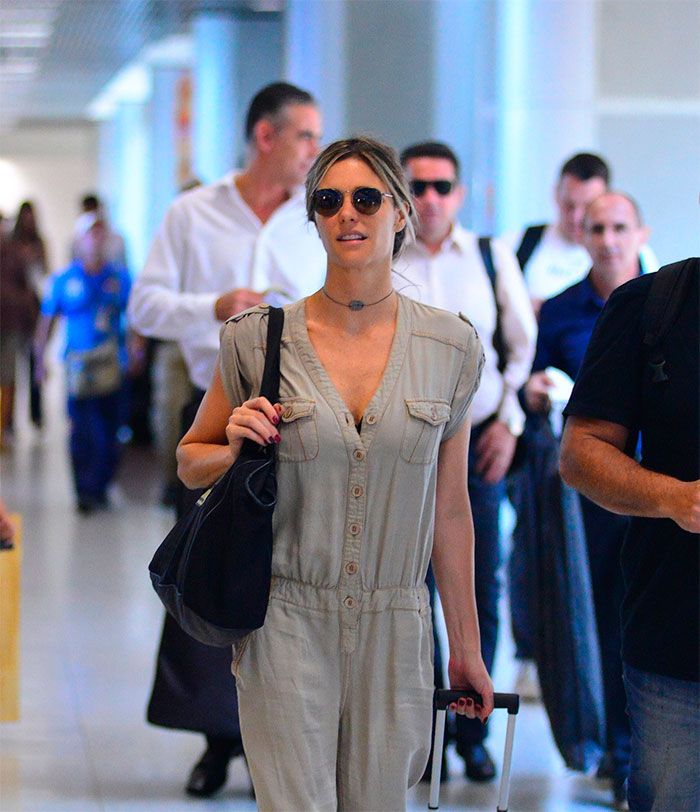 Linda! Deborah Secco desembarca cheia de estilo no Rio