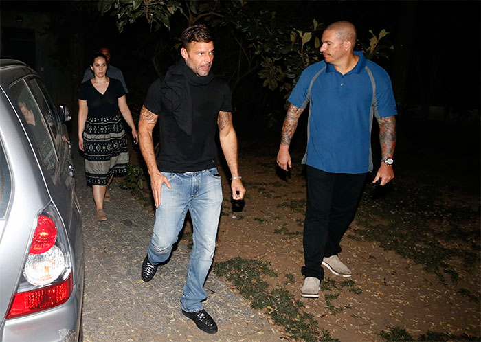  Ricky Martin capricha no look para passagem de som em SP