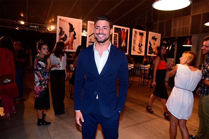 Charme! Cauã Reymond esbanja beleza ao prestigiar evento 