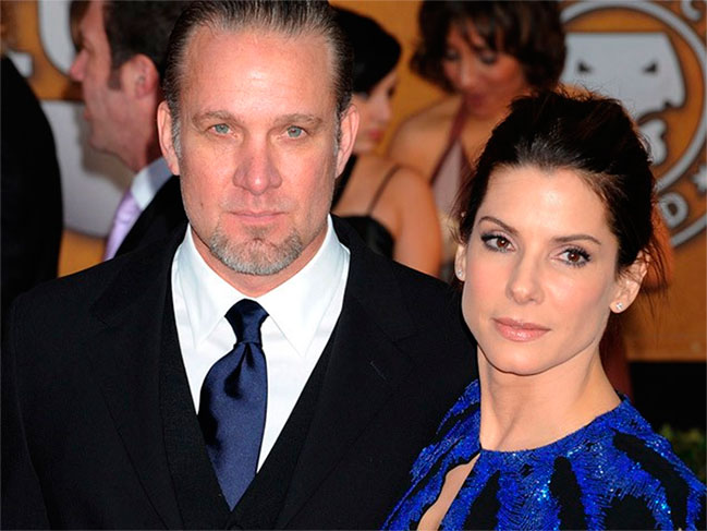 E nem mesmo a ganhadora do Oscar, Sandra Bullock, escapou dos “chifres”. A atriz ficou casada por cinco anos com Jesse James até o ano de 2010, quando ela descobriu que o ator tinha um caso de 11 meses com uma modelo e acabou pedindo o divórcio. Atualmente, Sandra está feliz da vida com os filhos adotivos Louis, de 6 anos, e Laila, de 3, e namorando o fotógrafo Bryan Randall