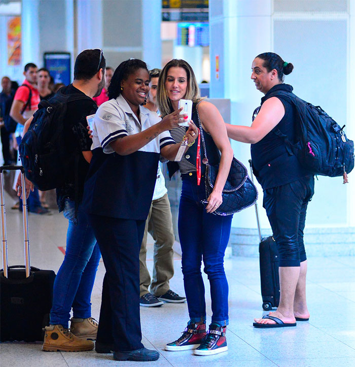 Deborah Secco posa com fãs em aeroporto no Rio