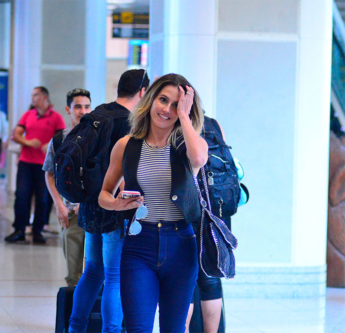 Deborah Secco posa com fãs em aeroporto no Rio