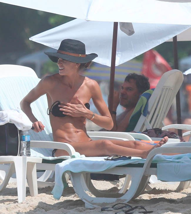 Izabel Goulart mostra o corpão ao tomar sol em hotel