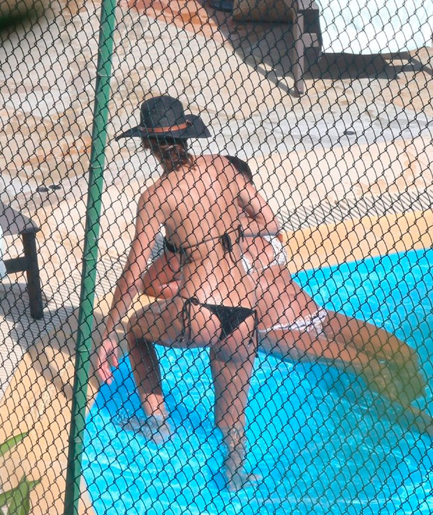 Izabel Goulart mostra o corpão ao tomar sol em hotel