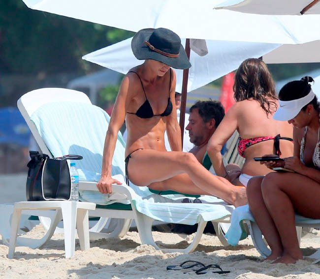 Izabel Goulart mostra o corpão ao tomar sol em hotel