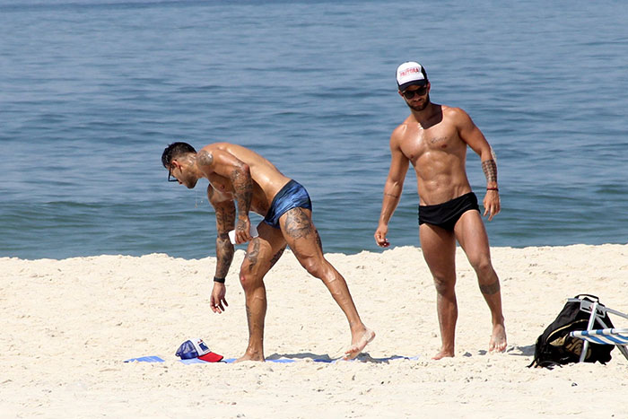 De sunga azul, Lucas Lucco mostra os músculos em praia do RJ