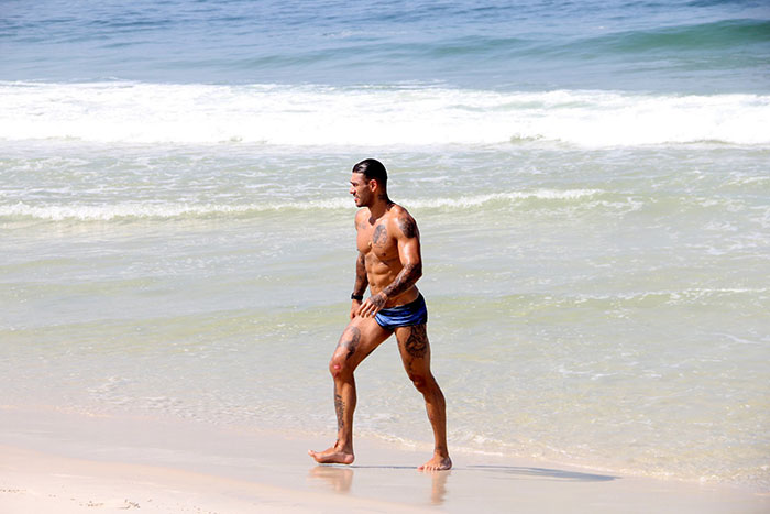 De sunga azul, Lucas Lucco mostra os músculos em praia do RJ