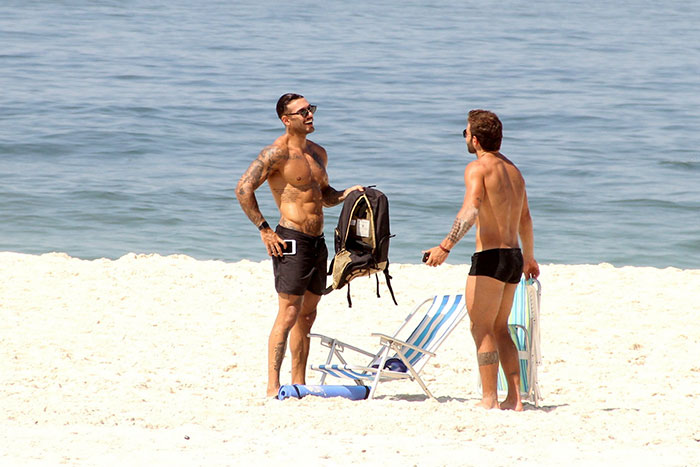 De sunga azul, Lucas Lucco mostra os músculos em praia do RJ