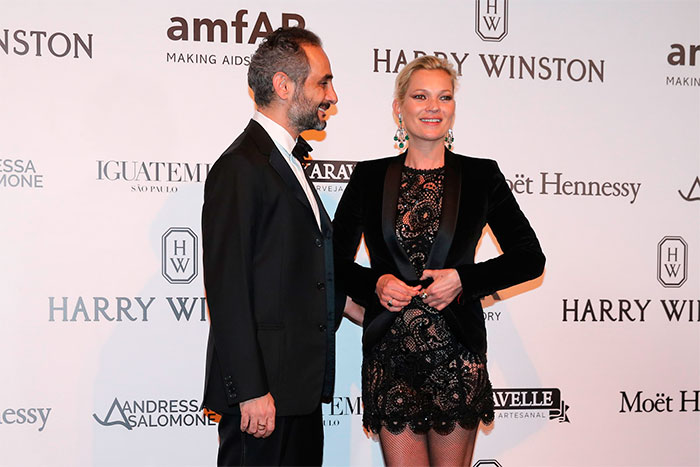 Kate Moss esbanja elegância ao chegar para evento da amfAR