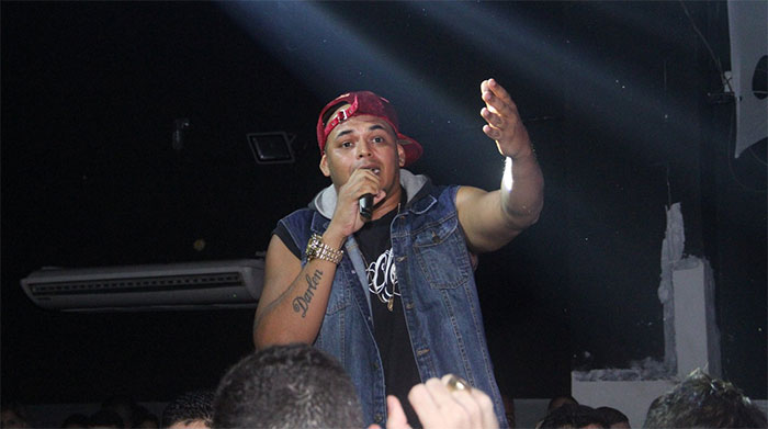 Lexa prestigia show do padrasto, Cacau Jr., no Rio