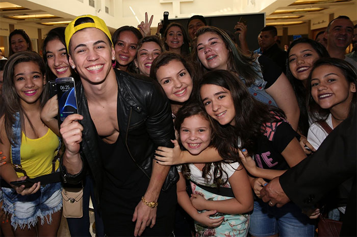  Biel arrasta multidão e distribuiu sorrisos em shopping 