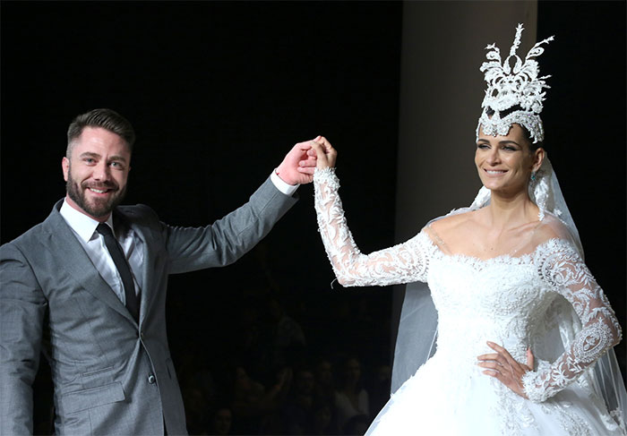 Fernanda Motta posa com estilista