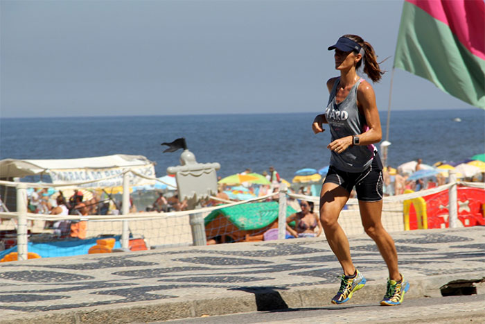 Cynthia Howlett aproveita sabadão para correr na orla