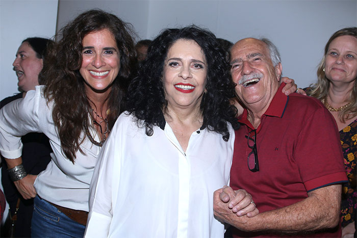 Maria Gadú e a mulher prestigiam Gal Costa em São Paulo