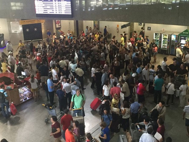 Rainha! Ana Paula é recebida por multidão em Fortaleza