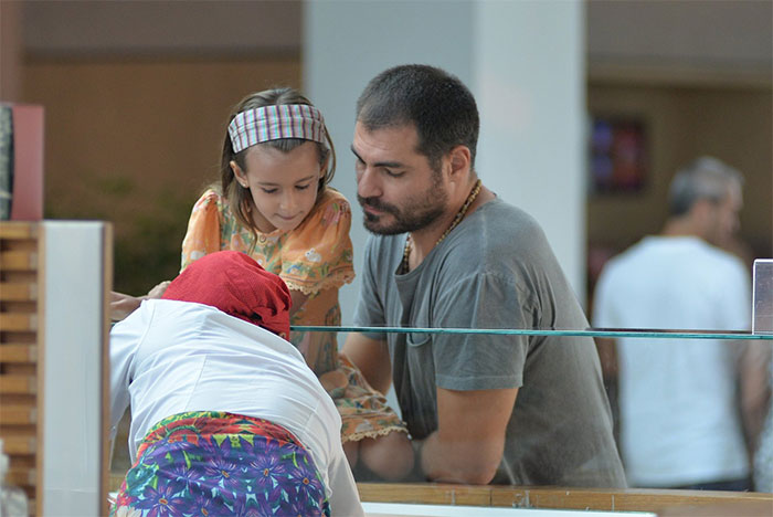 Thiago Lacerda é clicado em momento fofura com a filha, Cora