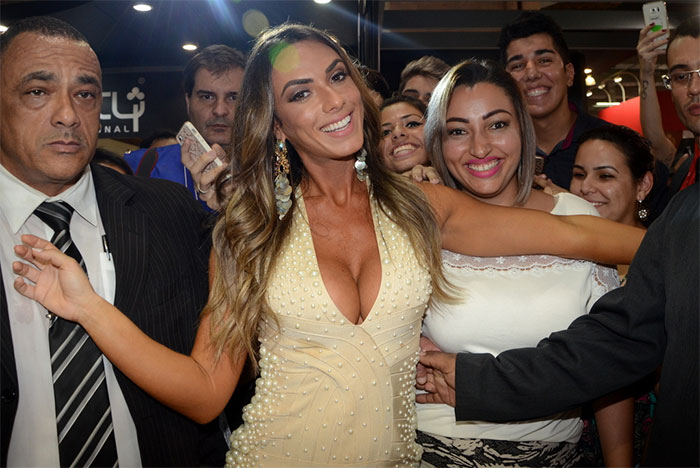 Nicole Bahls é pura beleza e carisma ao chegar em feira