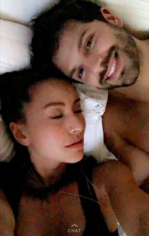 Sabrina Sato e Duda Nagle posam de rosto colado na cama