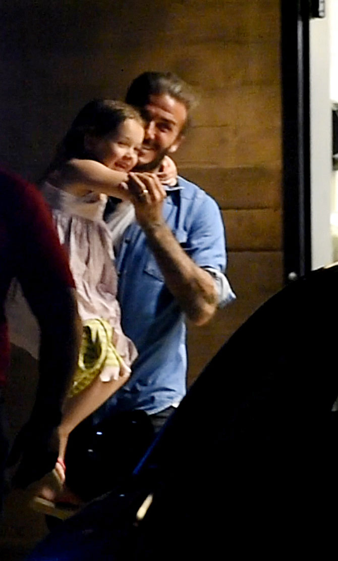 David Beckham se diverte com filha no aniversário da esposa
