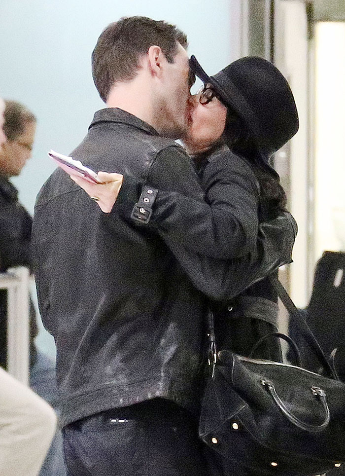Courteney Cox dá beijão no noivo em aeroporto