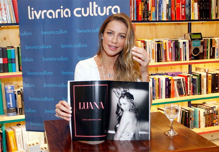 Luana Piovani exibindo a sua Playboy
