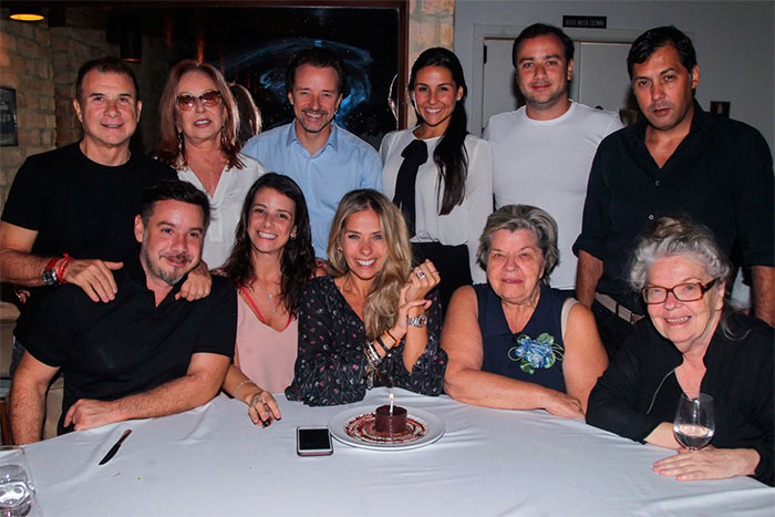 Adriane Galisteu comemora aniversário com a família