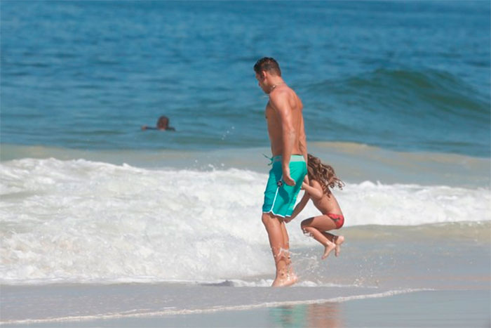 Cauã Reymond brinca com Sofia na beira do mar de Joatinga