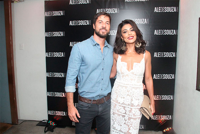 Juliana Paes vai a evento de beleza com look arrasador