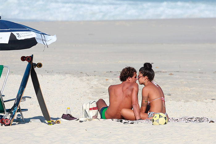 Aline Riscado tasca beijaço em Felipe Roque na praia