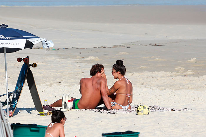 Aline Riscado tasca beijaço em Felipe Roque na praia