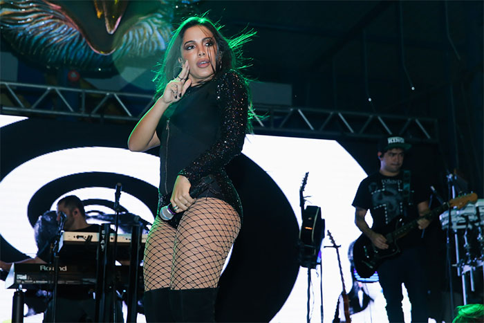 Anitta é pura sensualidade na quadra da Águia de Ouro