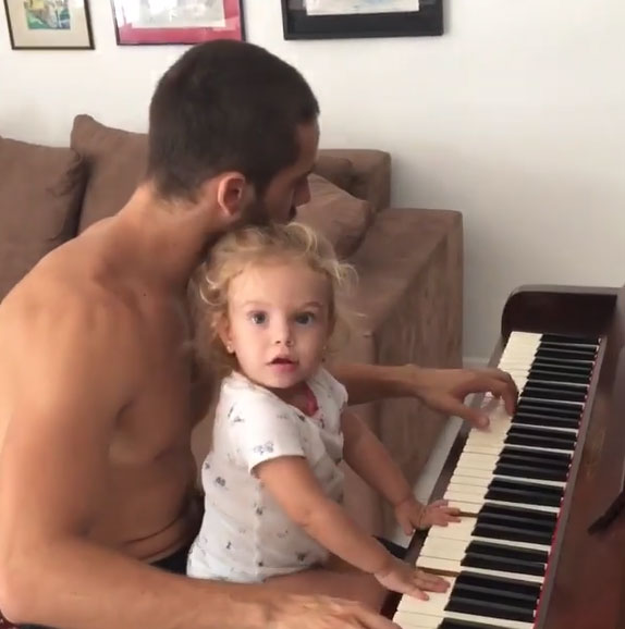  Rafael Cardoso toca piano com a filha no feriado e encanta