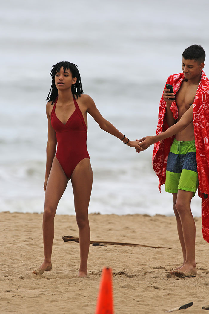 Willow Smith curte dia de praia com suposto affair