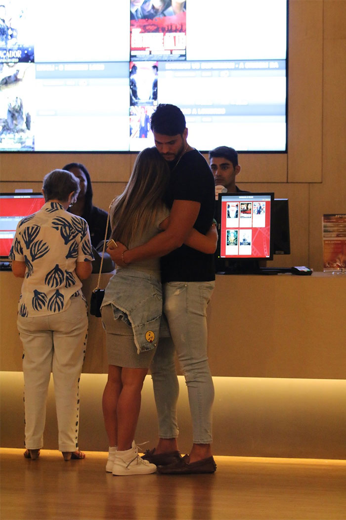  Nicole Bahls e Marcelo Bimbi trocam beijos antes de cinema