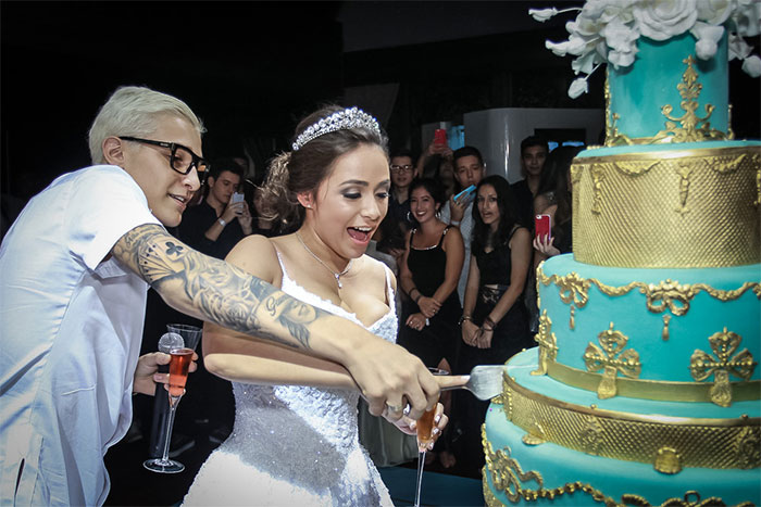 MC Gui canta, beija e requebra em festa de debutante