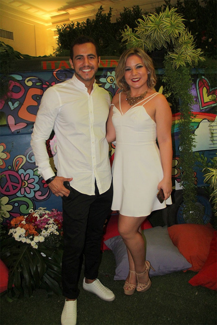  Matheus e Maria Claudia beijam muito em festa com Latino