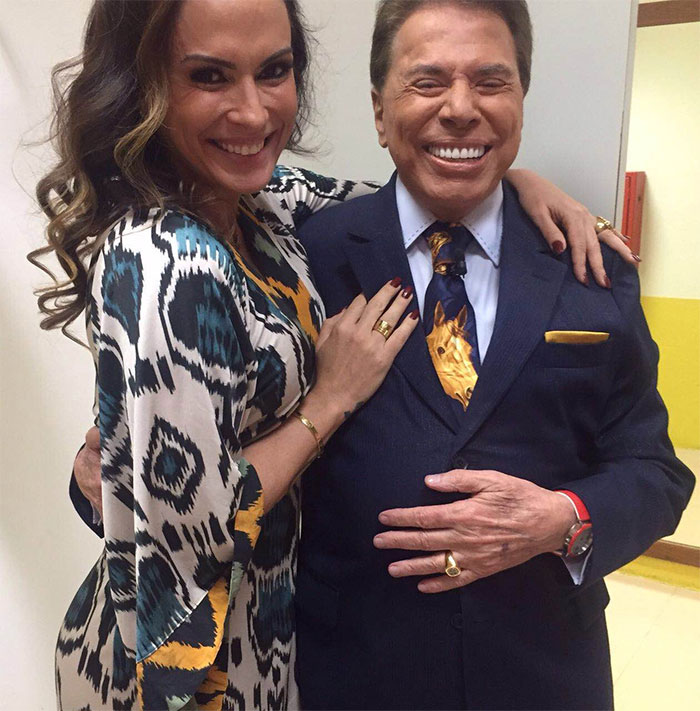  Núbia Óliiver dá uma de tiete e posa com Silvio Santos