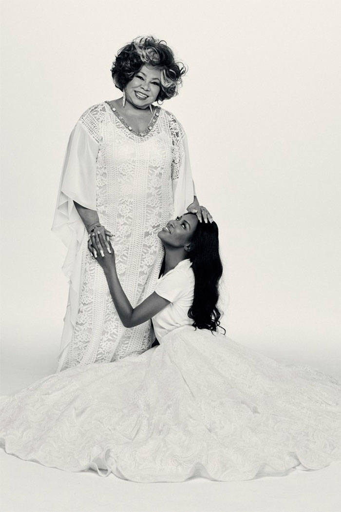 Naomi Campbell posa com Alcione em ensaio para Vogue